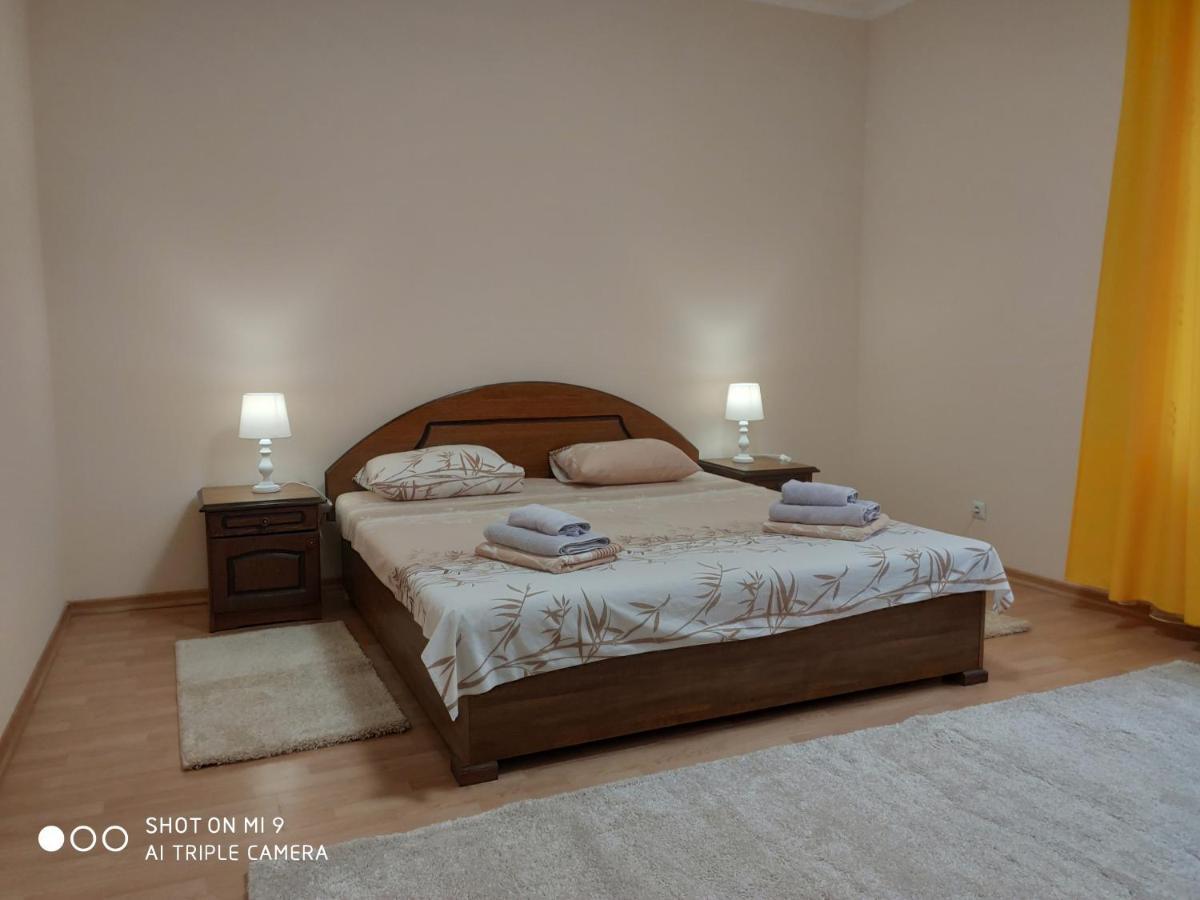 Apartments "Domovik" Івана Парканія 2А Кв 19 Мукачево Экстерьер фото